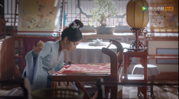 Thập Nhất đang hoàn thành bức thêu Bách Thọ đồ