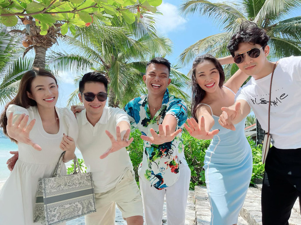 Nữ diễn viên đăng kèm bức ảnh có đầy đủ các thành viên trong hội bạn nhưng vắng mặt Vũ Khắc Tiệp