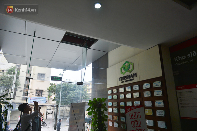 Phía diện tích cơi nới bằng nhựa alu bị thủng khiến đôi nam nữ rơi xuống đất