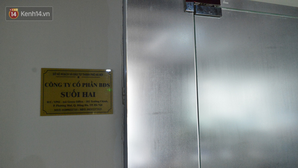 Hai nạn nhân đang làm việc tại văn phòng Công ty cổ phần BĐS Suối Hai, nữ nạn nhân là giám đốc, nam nạn nhân là nhân viên. Công ty này đã đóng cửa sau sự việc