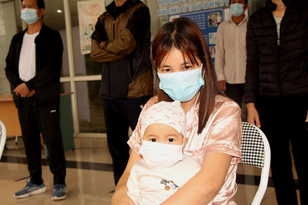 Chị H.T.L bên con gái 7 tháng tuổi trong buổi công bố ra viện. Ảnh: Đ.Tùy