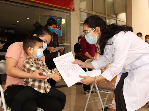 Đại diện Bệnh viện Dã chiến số 2 trao giấy chứng nhận ra viện cho các bệnh nhân. Ảnh: Đ.Tùy