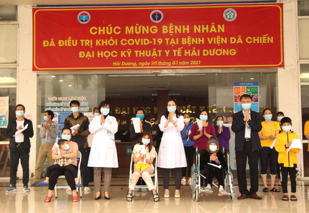 Đại diện Bệnh viện Dã chiến số 2 chúc mừng 27 bệnh nhân được điều trị khỏi COVID-19 và ra viện sáng nay. Ảnh: Đ.Tùy