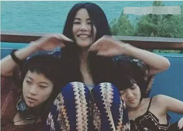 Tạ Đình Phong được cho là đã nhận Lý Yên làm con gái.