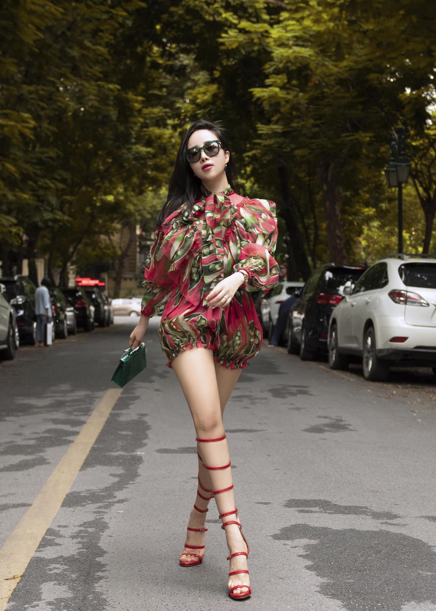 Phong cách thời trang của Cún Bông - Vũ Hồng Phúc thiên về trẻ trung, gợi cảm, bà mẹ 8x chẳng ngại khoe dáng trong những thiết kế váy ngắn hay đồ bó sát. Và trong mỗi set đồ, chiếc túi Hermès luôn được sử dụng để tạo điểm nhấn.