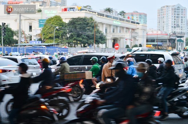 CSGT oằn mình điều tiết giao thông giữa 