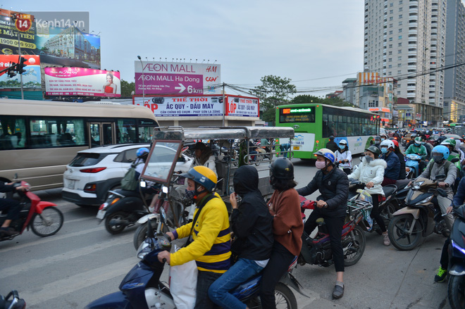 Ghi nhận của chúng tôi, để tránh cảnh tắc đường, nhiều phương tiện đã đi ngược chiều hướng Tố Hữu - Lê Văn Lương