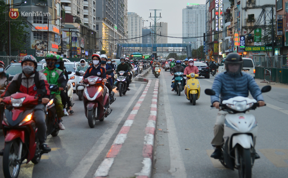 Thậm chí, người dân còn nối đuôi nhau đi ngược chiều làn đường của xe buýt BRT