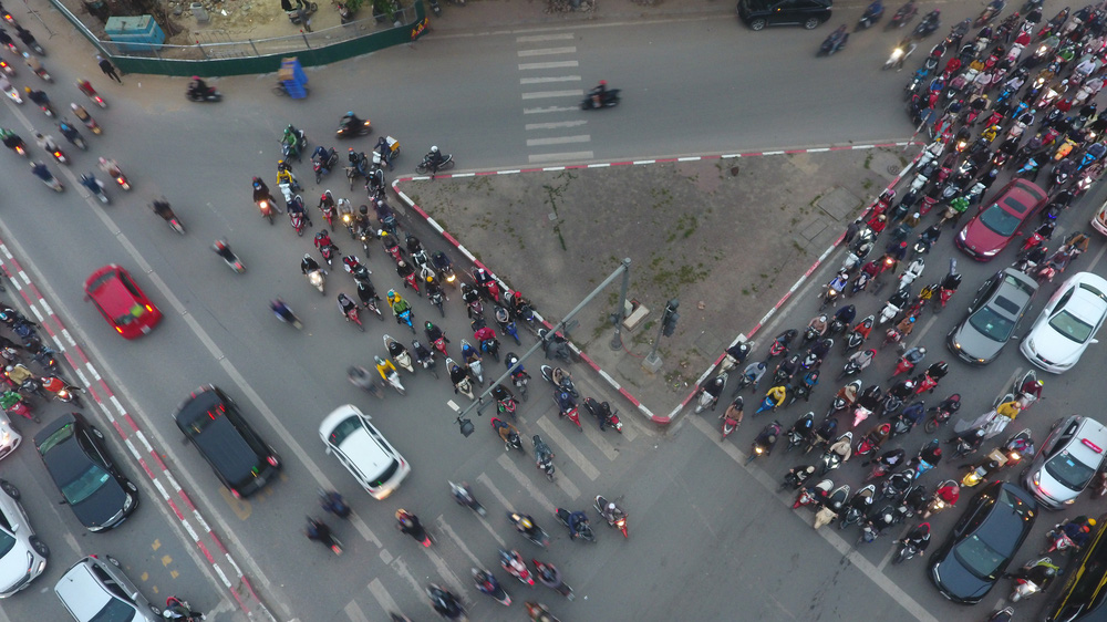 Kể từ khi hầm chui Lê Văn Lương được thi công từ ngày 2/10/2020, tình trạng giao thông tại nút giao Lê Văn Lương - Khuất Duy Tiến thường xuyên rơi vào cảnh ùn ứ