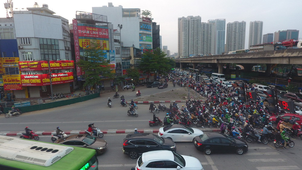 Đặc biệt khi vào giờ cao điểm, cảnh tượng hàng xe ùn tắc hàng km khiến nhiều người mỗi khi đi qua đoạn đường này cảm thấy ngao ngán