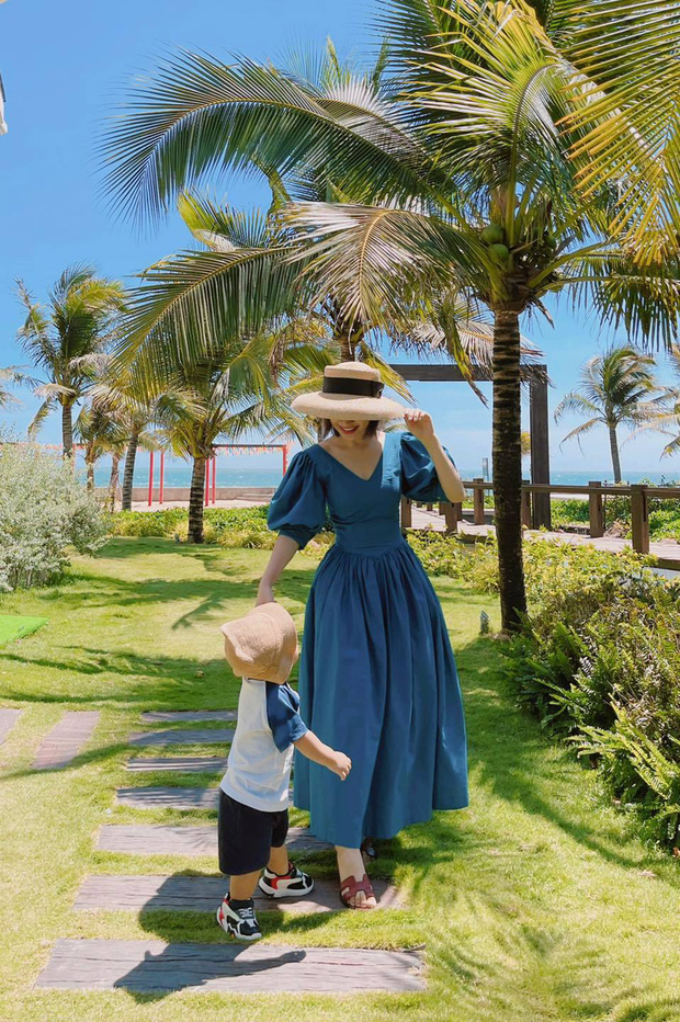 Hoà Minzy thể hiện rõ niềm hạnh phúc khi lần đầu được làm mẹ. Việc cô che chắn diện mạo là vì muốn bảo vệ con khỏi những con người 