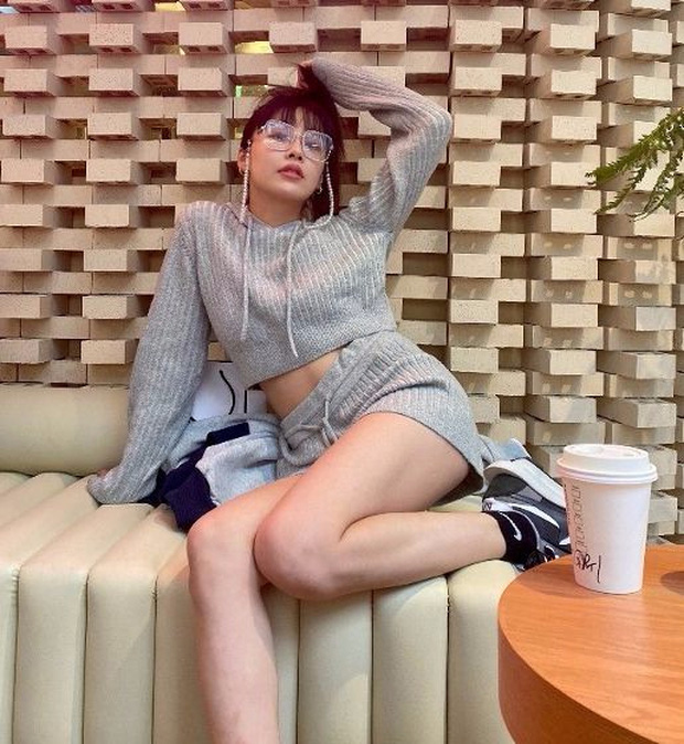 Ông Hiểu Quân là hotgirl nổi tiếng trên mạng xã hội, có bạn thân là nhiều mỹ nhân nổi tiếng trong Cbiz