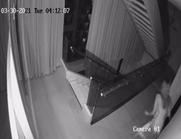 Vũ Khắc Tiệp đăng vỏn vẹn clip Ngọc Trinh bước ra từ phòng ngủ khi phát hiện tên trộm, còn chân dung tên trộm đến nay vẫn là một ẩn số