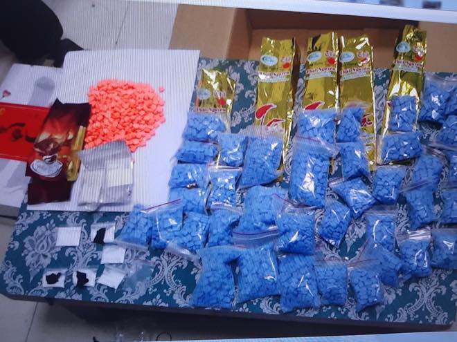 Đối tượng Nguyễn Xuân Quý cùng tang vật (Ảnh: CACC)