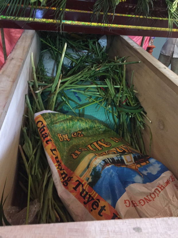 Trong quan tài không có xác của bà Tuyến, chỉ có 3 bao cát và nhiều nhánh hoa huệ