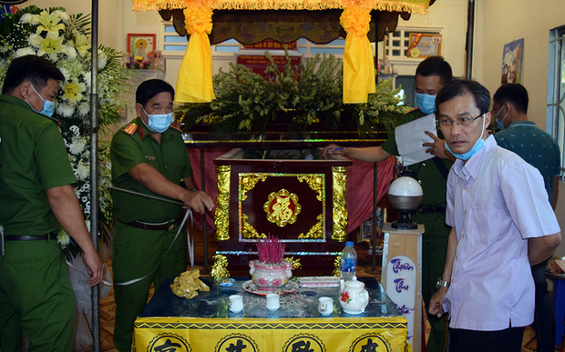 Cảnh sát mở quan tài kiểm tra (Ảnh: Vnexpress)