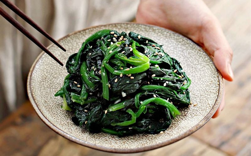 Trung bình 3 chén rau cải bó xôi còn chứa khoảng 18mg sắt, nhiều hơn cả lượng sắt có trong miếng thịt bò 226g.