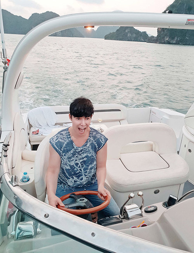 Cũng như Ngọc Trinh, Nathan Lee thường xuyên đi du lịch nước ngoài, anh tận hưởng dịch vụ sang chảnh khiến nhiều người ao ước