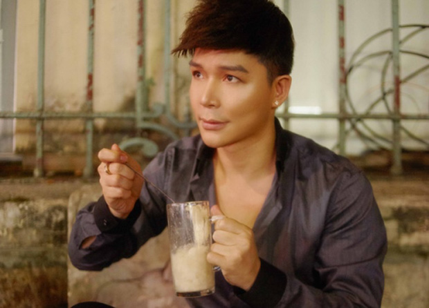 Nathan Lee đeo nhẫn kim cương hơn 1 tỷ đồng để ngồi ăn vỉa hè