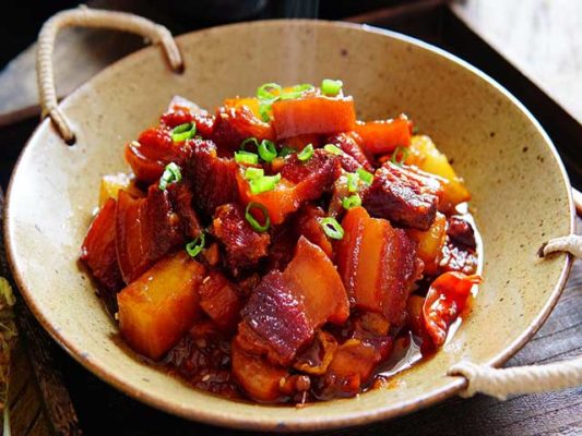 Thịt mỡ có chứa lượng cholesterol tương đối cao.