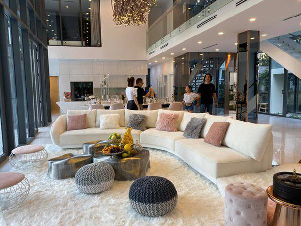 Ngọc Trinh thường tụ tập bạn bè đến biệt thự 50 tỷ đồng để ăn uống, vui chơi tưng bừng