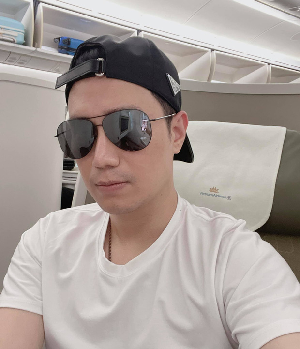 Giữa lúc bị gọi tên vì vợ cũ đăng đàn ẩn ý ai đó muốn cướp quyền nuôi bé Đậu của cô, Việt Anh vẫn thoải mái đăng ảnh check-in trên máy bay