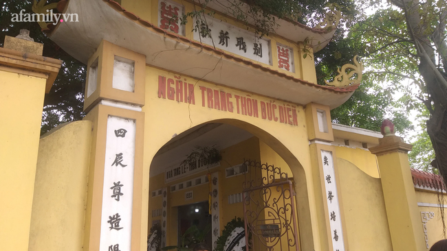 Đám tang nạn nhân được tổ chức ngoài nghĩa trang