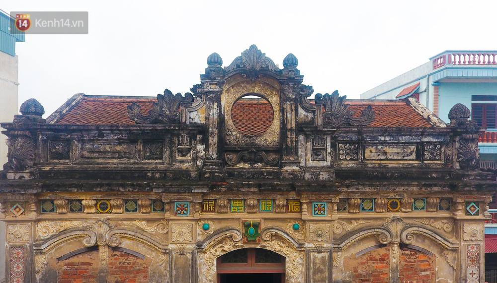 Ông Nguyễn Văn Bảo (chủ ngôi biệt thự) cho biết, căn biệt thự được xây hoàn toàn từ nguyên vật liệu cũng như từ bản vẽ của Pháp. Đá lát nền cũng là loại gạch bông của Pháp