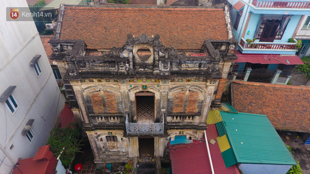 Hỏi thăm đường đến những ngôi nhà cổ trong làng, một người dân cho biết: 