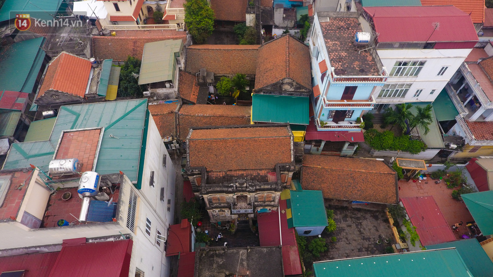 Tuy nhiên, trước áp lực của đô thị hóa, những ngôi nhà cổ tại làng Cự Đà đang mất dần và thay thế bằng nhà bê tông hiện đại