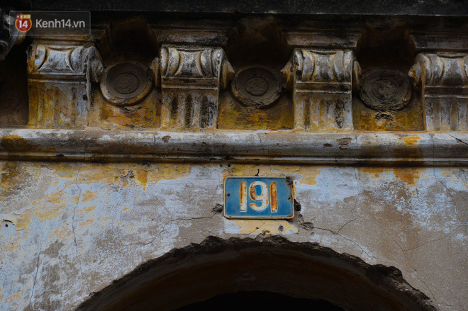 Với nhiều công trình Pháp còn lại ở Hà Nội, căn biệt thự số 191 làng Cự Đà có kết cấu lạ với mặt tiền công trình quay vào trong. Phía ngoài chỉ có một chiếc cổng nhỏ để làm lối đi vào