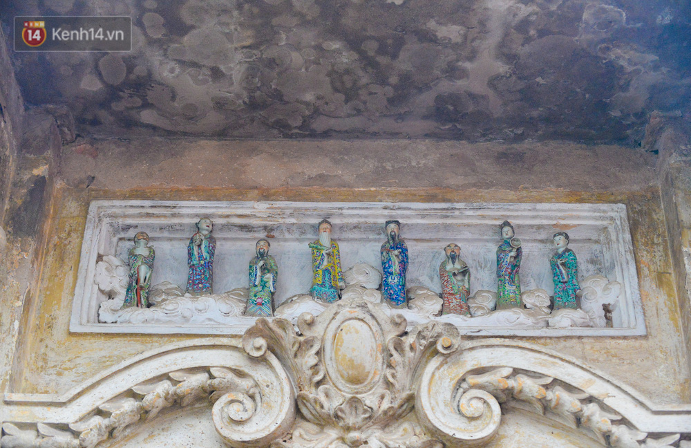 Điểm đặc biệt nhất của căn biệt thự 191 nằm ở 8 bức tượng phúc thần cỡ nhỏ đặt phía trước cửa