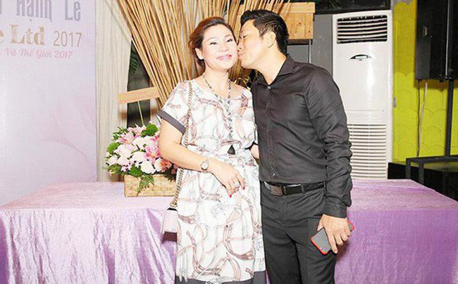 Sau khi kết hôn, cả hai luôn tình tứ mỗi khi xuất hiện.