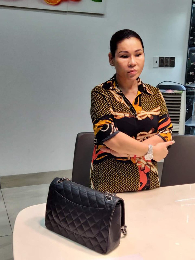 Vợ diễn viên Kinh Quốc lúc bị bắt.