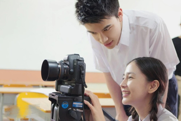 Anh chàng sở hữu góc nghiêng khá điển trai với sống mũi cao, gương mặt góc cạnh