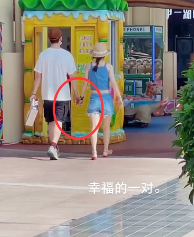 Khoảnh khắc nắm tay nhau tình cảm, nhẹ nhàng của cả hai chứng minh mối quan hệ vẫn hết sức tốt đẹp và ngọt ngào