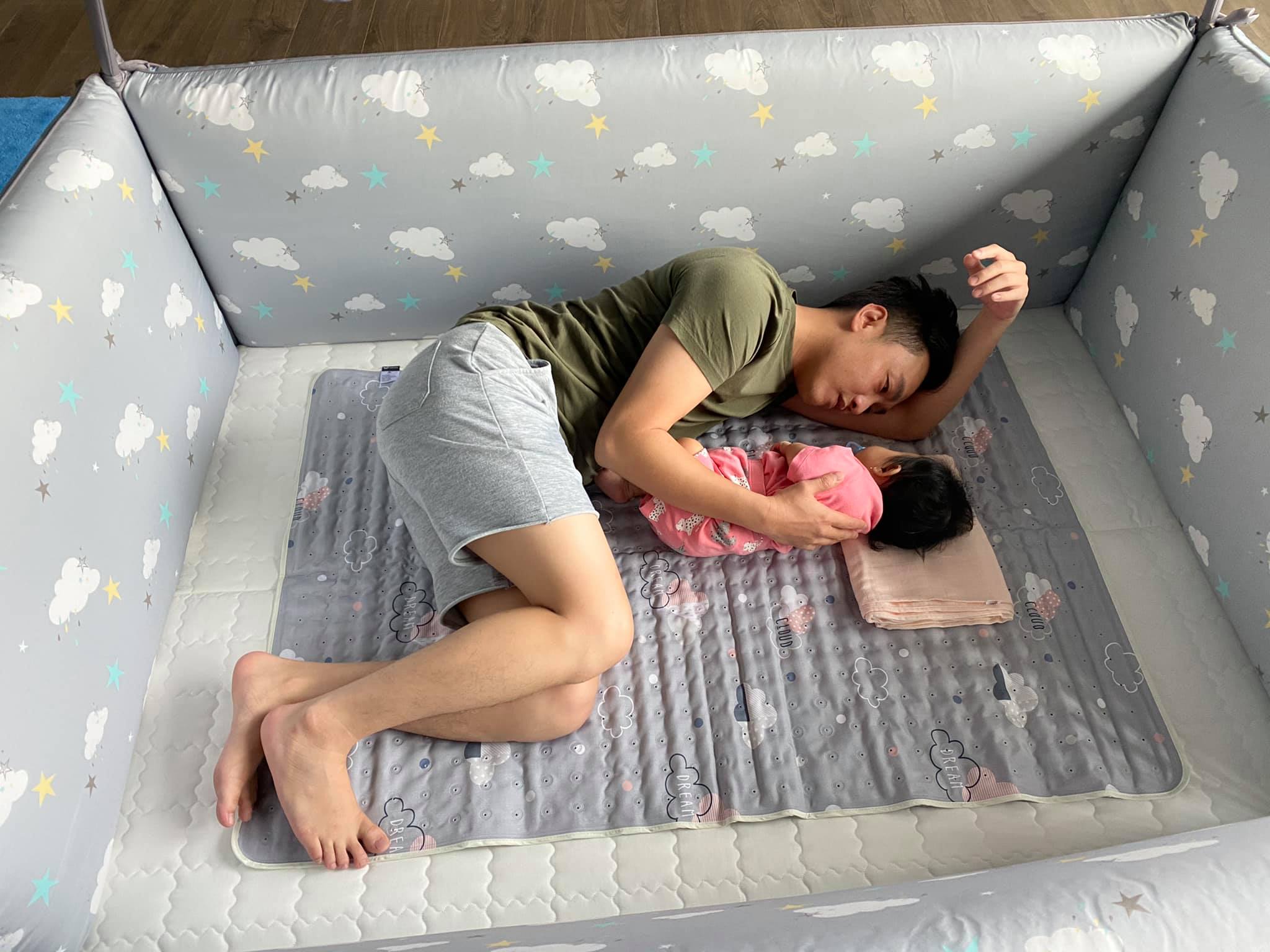 Trước đây Cường Đô La đam mê siêu xe, giờ chỉ đam mê con gái Suchin. Bên ngoài là doanh nhân thành đạt, về nhà Cường Đô La lại chuẩn hình ảnh ông bố bỉm sữa thế này đây.