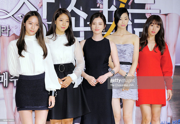 Lần lượt từ trái qua phải là Krystal f(x), Park Shin Hye, Im Joo Eun, Jeon Soo Jin, Kim Ji Won. Trong hình, Park Shin Hye có phần mờ nhạt trước dàn mỹ nhân
