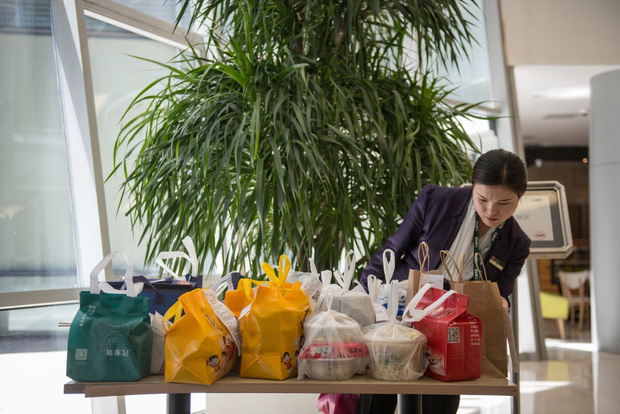 Dân văn phòng Trung Quốc quen với việc đặt đồ ăn và dùng bữa luôn ở chỗ làm