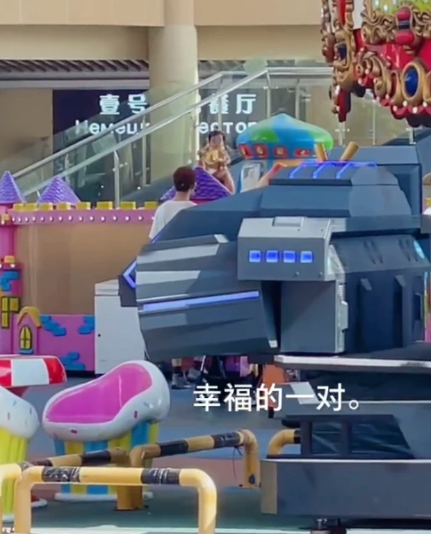 Trương Vũ Kiếm và Ngô Thiến chơi đùa cùng con gái. Dù bức ảnh khá mờ song không khó để nhận ra tiểu công chúa của cả 2 rất bụ bẫm, đáng yêu