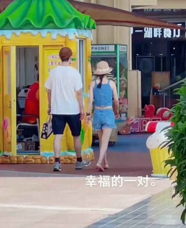 Lần đầu tiên, sau bao chỉ trích từ cư dân mạng, cả hai đã công khai hẹn hò cùng nhau