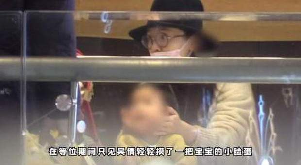 Hình ảnh do paparazzi cung cấp khiến dư luận xôn xao bàn tán, tạo áp lực khiến Trương Vũ Kiếm phải lên tiếng thừa nhận chuyện đã kết hôn`