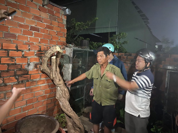 Đối tượng Toàn (áo xanh, giữa) thời điểm bị bắt giữ cùng tang vật. Ảnh: Lạc Sơn