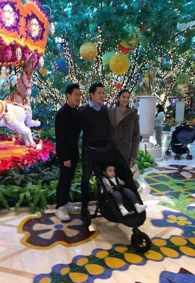 Trước đó, hình ảnh Phạm Hương sánh đôi bên cạnh người đàn ông được cho là chồng của người đẹp cũng khiến dân tình đặc biệt quan tâm