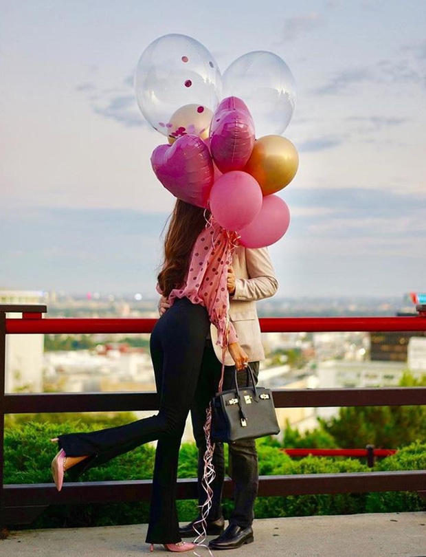 Phạm Hương cho biết, khi con trai lớn hơn cô sẽ nghĩ đến chuyện tổ chức hôn lễ. Dù không trực tiếp nói ra nhưng nàng Hậu nhiều lần khoe khéo được vị đại gia cưng chiều hết mực