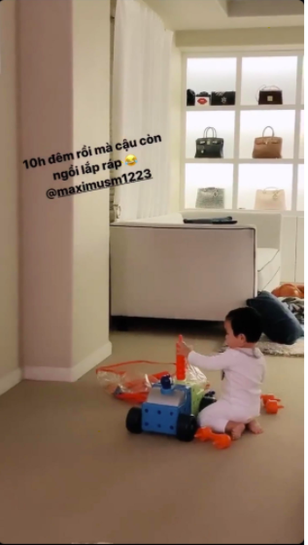 Nhìn qua căn phòng không quá rộng rãi, hoành tráng như các sao Việt khác nhưng cũng chẳng khác gì một showroom thu nhỏ