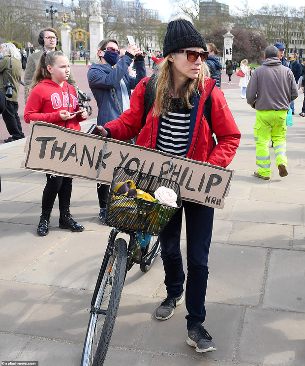 Bên cạnh chia buồn, người dân cũng không quên cảm ơn những đóng góp của ông cho quốc gia