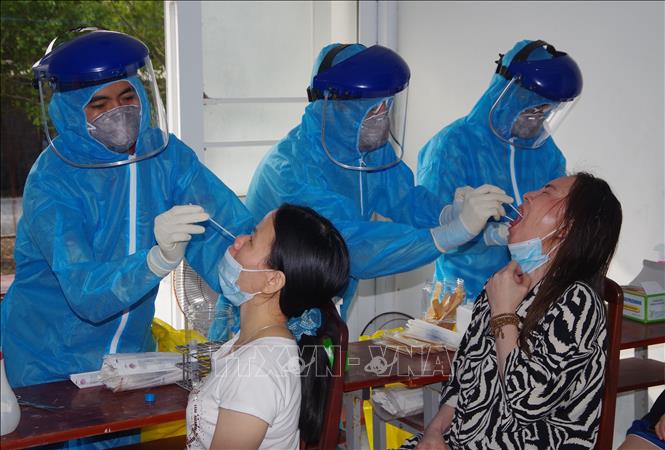 Lấy mẫu xét nghiệm cho người dân để xét nghiệm virus SARS-CoV-2. Ảnh: TTXVN.