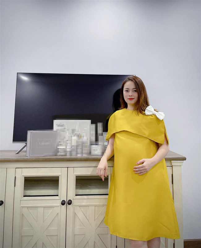 Hot mom Hằng Túi úp mở chuyện mang thai lần thứ 7.