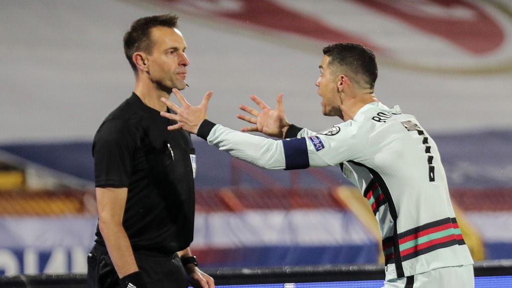 Ronaldo tức giận ném băng đội trưởng khi bị tước mất bàn thắng